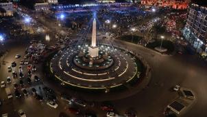 L’obélisque qui trône au centre de la place Tahrir vient tout juste d’être dévoilé et il fait l’objet d’une surveillance constante.