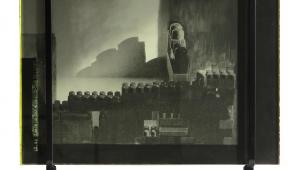 «Jeux dangereux. Bâtiment 151 n°6», 2020.Techniques mixtes sur papier sous verre plombé, reliure avec des colsons noirs, 36/28,50 cm. © Cécile Massart