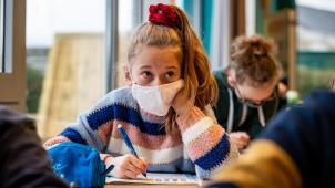 Les élèves du secondaire devront continuer à porter le masque en classe dans la capitale, mais pas en Wallonie.