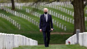 Après l’annonce du retrait américain, le président Joe Biden s’est rendu au cimetière militaire d’Arlington où reposent des soldats tombés sur le front afghan.