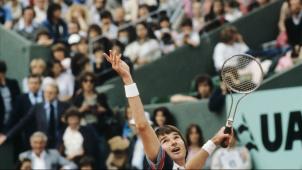 Jimmy Connors au service, lors du tournoi de Roland-Garros, en 1980.