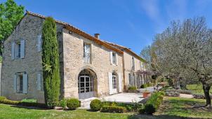 Ce magnifique mas est situé entre Saint-Rémy-de-Provence et Eygalières, dans les Alpilles. Il se situe sur un terrain d’1,5 hectare. Prix de vente: entre 3 et 4 millions d’euros...