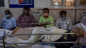 Depuis une dizaine de jours, les vies de milliers d’Indiens gravement malades sont en suspens, face à la saturation du système hospitalier et au manque de ressources médicales.