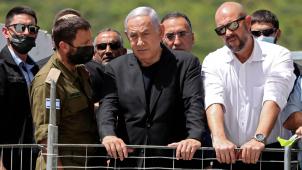 Binyamin Netanyahou est toujours en quête d’une majorité parlementaire. Le voici ici le 30 avril en visite dans le nord d’Israël sur le site de la catastrophe qui a vu la mort par étouffement de 45 ultra-orthodoxes le même jour.