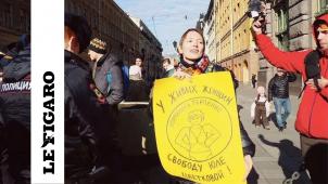 Daria Apakhontchitch manifeste à Saint-Pétersbourg en août 2020 pour demander la libération de l’activiste féministe Ioulia Tsvetkova.