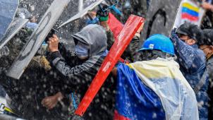 Les affrontements entre forces de l’ordre et manifestants - ici à Bogota - sont particulièrement violents.