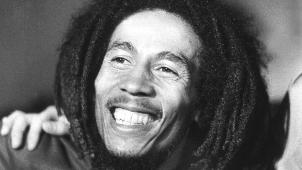 Bob Marley, métisse abandonné par son père blanc, élevé par une mère pauvre, a connu la misère dans son enfance, mais a forgé son succès dès les années 60 pour s’imposer comme la plus grande star mondiale des années 70.
