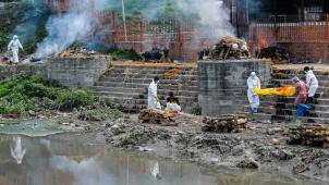 Un site de crémations de masse a été improvisé sur une berge de la rivière Bagmati, à Katmandou.