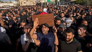 L’une des premières victimes en Israël des événements récents: Mousa Hassouna, Israélien palestinien de la ville de Lod, est emmené par la foule au cimetière ce 11 mai, le cercueil recouvert d’un drapeau palestinien.