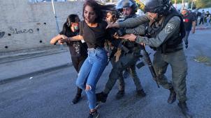 Des membres de l’armée israélienne tentent d’arrêter une jeune femme palestinienne dans le quartier de Sheikh Jarrah, à Jérusalem-Ouest, le 15 mai dernier.