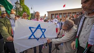 A Rabat (Maroc), des manifestants ont brûlé un drapeau isréalien.