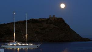 La lune au-dessus du Cap Sounion et du Temple de Poseidon. Un cliché féerique qui cache mal les réalités terre à terre du bassin méditerranéen.