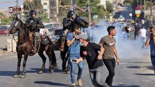 Des forces de sécurité israéliennes à cheval dispersent des manifestants palestiniens, mardi à Jérusalem-Est: un conflit qui illustre régulièrement toute l’impuissance de l’ONU.