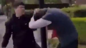 On peut voir sur les images de l’agression un jeune homme se faire tabasser à coups de pied dans les environs de l’athénée d’Audenarde. Une autre vidéo permet de voir les suspects voler un drapeau arc-en-ciel et le jeter dans l’Escaut.