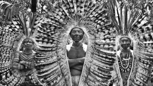 Biraci Brasil (au centre), leader des Yawanaras du haut rio Gregorio, avec son fils à gauche et son neveu à droite. En une cinquantaine d’années, les Yawanaras sont sortis de l’invisibilité pour vivre une période de grande exubérance culturelle. Les Yawanaras créent des œuvres à plumes parmi les plus élégantes de toute l’Amazonie, le plus souvent faites de plumes blanches d’aigle, un animal sacré pour eux.