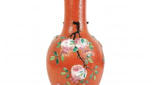 Vase en porcelaine de Chine du XIXe siècle, décor en relief, 46 cm. Estimation : 4.000-6.000€.