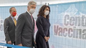 Le roi Philippe et Christie Morreale visitent le centre de vaccination de Bierset.
