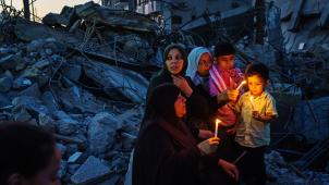 Le 25 mai dernier, des Palestiniens participaient à une veillée pour condamner les bombardements israéliens à Gaza. Sur l’image, les ruines des bâtiments dans lesquels se trouvaient les membres de la famille al-Tanani.