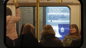 Dès 2019, des publicités dans le métro londonien expliquaient aux ressortissants de l’Union européenne qu’après le Brexit, ils devraient s’enregistrer et obtenir un statut spécifique pour résider, travailler ou étudier au Royaume-Uni.