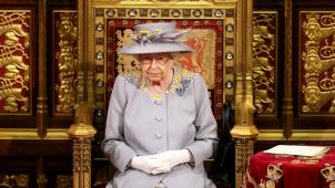 Elizabeth II vit un paradoxe: favorable idéologiquement à la décolonisation, elle reste marquée comme toute sa génération par le souvenir de l’empire dans lequel elle a grandi.