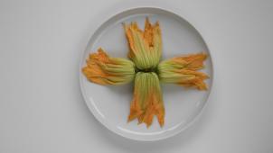 Crues, les fleurs de courgette agrémentent à merveille les pizzas ou un plat de pâtes.