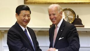 L’heure n’est plus aux franches poignées de main entre le président chinois Xi Jinping et son homologue américain Joe Biden, comme lors de leur rencontre en février 2012 à Washington, alors qu’ils occupaient chacun la vice-présidence de leur pays.