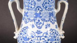 Vase chinois couvert à deux anses de forme balustre en porcelaine, décoré en bleu sous couverte de lambrequins fleuris. Période Kangxi (1662-1722). Estimation entre 1.200 et 1.500 €.