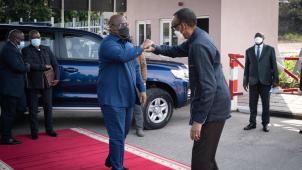 Un check du coude - mesures sanitaires obligent - ente Félix Tshisekedi (à g.) et Paul Kagame: l’heure est à la détente entre les deux voisins.