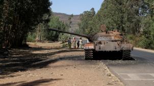 Un blindé de l’armée incendié sur une route de la région du Tigré: le symbole d’un désastre militaire.