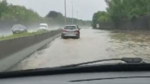 L’autoroute E40 a été inondée à hauteur d’Alost, dimanche, provoquant plusieurs kilomètres de bouchons en direction de Bruxelles.