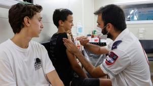 La vaccination des adolescents est avancée dans certains pays, comme Israël.