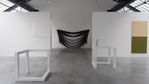 A Bruxelles, les «Incomplete Open Cube» de Sol Lewitt ouvrent la perspective sur grand Robert Morris de 1969, avec sur la droite, les Linear Paintings de Kapwani Kipanga.