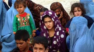 Des civils, déplacés par les combats, attendent une assistance humanitaire dans la province de Herat.