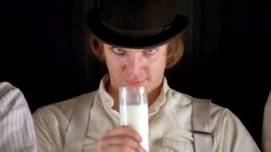 Mémorable Malcolm McDowell et son lait dopant qui affûte l’esprit et met en train pour une «bonne petite fête d’ultra-violence».