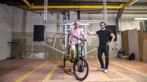 Même si plusieurs communes soutiennent le projet Cycle &toile, il manque les derniers financements aux deux bricoleurs-poètes, Laurent Jourquin (sur le vélo) et Lucien Roux.