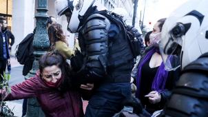 Depuis le début de l’année, plusieurs manifestations ont dégénéré - ici, à Athènes en mars - et les violences policières ont été pointées du doigt.