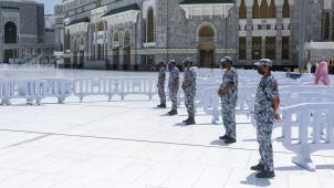 Les forces de sécurité saoudiennes étaient déployées autour de la Grande Mosquée, ce vendredi, en prévision du début du pèlerinage des fidèles.