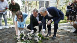 Astrid Hoem, dirigeante de l’AUF, Stefan Loefven, Premier ministre de Suède et Jonas Gahr Store, président du Parti travailliste norvégien au  mémorial d’Utøya  ce 21 juillet.