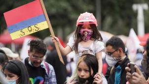 Les protestataires ont confectionné des drapeaux colombiens inversés, pour mettre en évidence le rouge, symbole du sang des manifestants abattus par les forces de l’ordre.