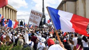 Des dizaines de milliers de personnes manifestaient dans les rues de France contre l’extension du pass sanitaire et la vaccination obligatoire pour certaines professions. AFP.