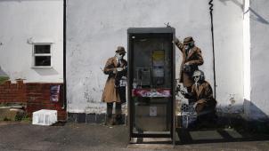 Une oeuvre de Banksy sur le mur de l’agence britannique d’écoute des signaux électroniques à Cheltenham. © Reuters.
