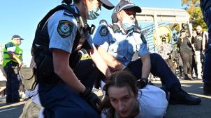 Des manifestations contre le nouveau confinement ont éclaté à Sydney et à Melbourne.