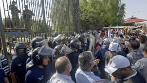 Les forces de sécurité ont dû se déployer entre partisans et adversaires de la décision présidentielle, lundi à Tunis.