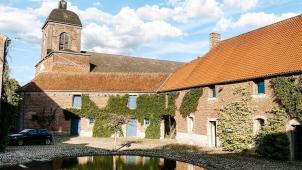 Le cadre: une ferme médiévale en carré rénovée avec goût, située dans un petit hameau de Genappe et entourée d’un parc de 5 hectares cultivé en permaculture.