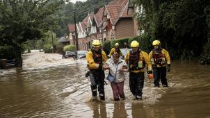 Des hommes de la protection civile en intervention, lors des inondations catastrophiques de juillet 2021 en Wallonie.