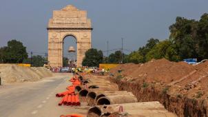 Tranchées béantes, câbles épars et pelouses défoncées, le chantier a pris d’assaut le quartier gouvernemental, qui s’étend du palais présidentiel au monument de la Porte de l’Inde.