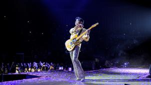 Prince la scène du Forum d’Inglewood (Californie) lors du Welcome 2 America tour en 2010.