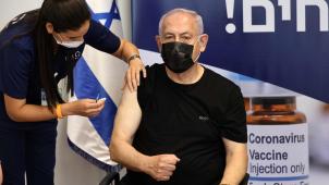 Opération communication avec l’ancien Premier ministre Benyamin Netanyahou - aujourd’hui dans l’opposition - qui s’est vu injecter une troisième dose ce 30 juillet. © AFP