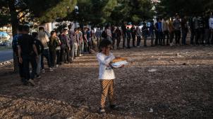 Des réfugiés afghans reçoivent une aide alimentaire, en juin dernier, dans la ville turque de Diyarbakir.