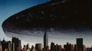Une immense soucoupe volante envahit le ciel new-yorkais... Les aliens attaquent!
